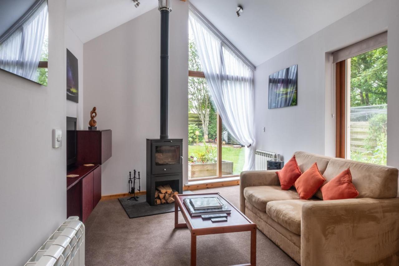 Contemporary One Bedroom Apartment Close To All Amenities In Conservation Area Tain Exterior photo